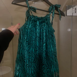 Fest topp i zebra - Använt endast en gång, från Saint Tropez i storlek S , högsta bud: 120.    Köp direkt för 180kr