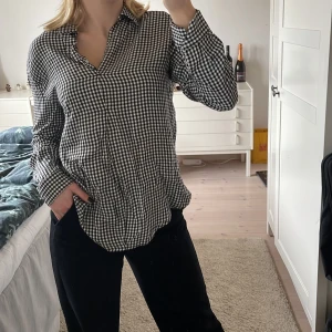 Rutig tröja/skjorta från Mango - Rutig tröja/skjorta från Mango🥰 Väldigt skönt tyg. Relaxed passform😌