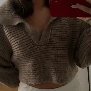 Brun stickad tröja - Brun stickad tröja från zara, knappt använd🤎🤎 köpte denna av en tjej här för drygt 2 månader sen har knappt använt den för de va lite för stor på mig tyvärr😔(lånade bilder ifrån personen jag köpte den av) 
