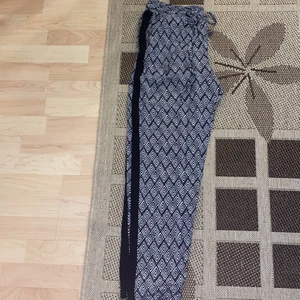 Byxor  - Ett par luftiga byxor. Passar till att ha båda hemma och ute 