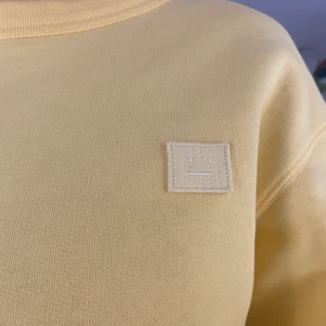 Acne tröja - Jättefin tröja från acne. Nypris ca 2200. Storlek xxs men passar mig som har S i vanliga fall. (Färgen är lite mörkare i verkligheten än på bilderna). 