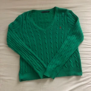 Stickad grön tröja - Världens finaste stickade långärmad från ralph lauren. Köpt secondhand. Märkt L men liten i storleken och passar mig som bär S