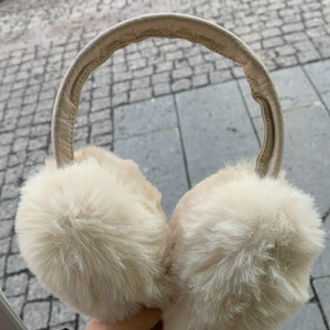 Öronmuffar - Supermjuka varma öronmuffar som passar perfekt till vintern.  Lite hjärtformade men svårt att se med fluffet, säljer då jag har två🤩💓 läder på ”skaftet” så därav lite högre pris. Aldrig använda, säljer då jag har ett par redan. Originalpris 199kr