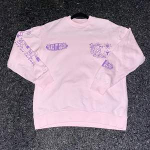 Rosa hoodie med olika lila tryck. Den är köpt på ASOS men det är från ett märke som heter Crooked Tongues i storlek S och har en bra passform👍🏼💗 ordinarie pris 549kr. Frakt tillkommer 