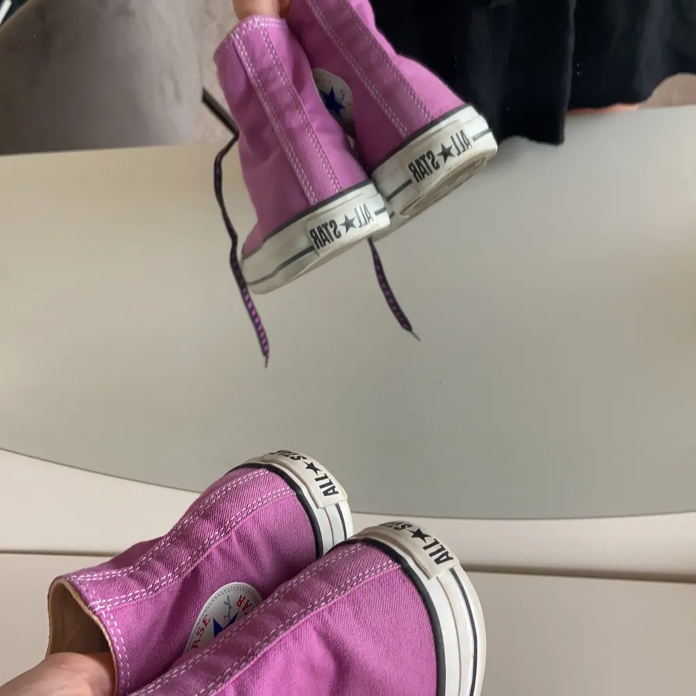 Säljer dessa jätte fina limited edition converse. De har stjärnor på hela skosnörena. Storlek 39,5 men passar 38, 39 också!! KÖP DIREKT FÖR 350kr + frakt!. Skor.