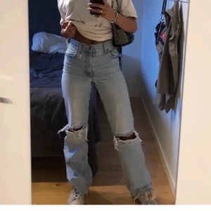 Zara jeans xs - Jättefina favvo jeans från Zara, helt slutsålda och inte mycket använda!🌞⚡️✨obs lånade första bilder