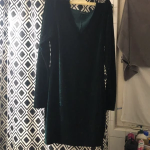 Mörk grön klänning - En oanvänd mörk grön klänning.