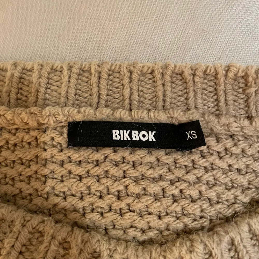 En brun stickad tröja från Bik Bok🌟 Jätte skön men används tyvärr inte längre. Storlek XS men passar för S också💓 Köparen står för frakten🙌🏼. Stickat.