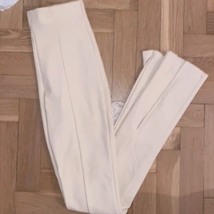 Beigea kostymbyxor med slit  - Superfina beigea/krämvita kostymbyxor från zara, använda 1 gång!