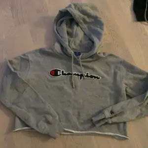 Hej, säljer denna gråa croppade hoodie från Champion. Bra skick och bara använd ett fåtal gånger❤️