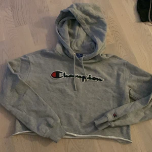 Champion croppad hoodie - Hej, säljer denna gråa croppade hoodie från Champion. Bra skick och bara använd ett fåtal gånger❤️