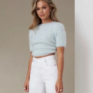 Tröja med öppen rygg - Säljer denna blå T-shirt med öppen rygg från Hanna Schönberg x NAKD! Aldrig använd. Passar S-M