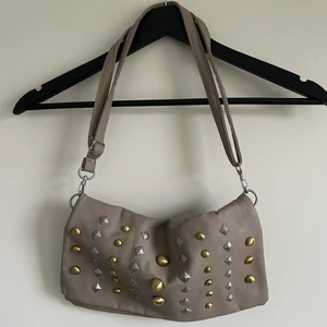 Väska  - Säljer min fina väska med nitar på❤️ den är hyfsat använd och har några små små slitningar, skriv för bilder!! Priset är 95kr+ frakt