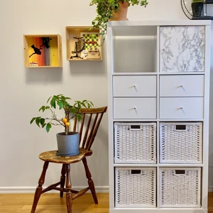 Kallax IKEA hylla  - Kallax Ikea hylla. Bästa förvaringsystemet! Skåpsluckan har marmor dekorplast som går att ta bort. Fint skick, nypris (1495 kr), säljer för 600 kr. Finns i Kungsbacka utanför Göteborg
