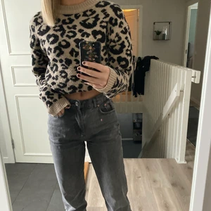 NA-KD tröja - En ganska gammal tröja som inte är min stil längre. Den är jättefin och stor och mysig. Har vikt in den på bilden, priset kan diskuteras 