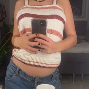 Stickat linne - Väldigt gulligt stickat linne som knappt är använt.💖Väldigt stretchigt  i materialet och passar XS-S skulle jag säga💖⭐️skriv vid frågor💋