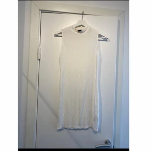 Klänning  - Vit tight klänning med polokrage 