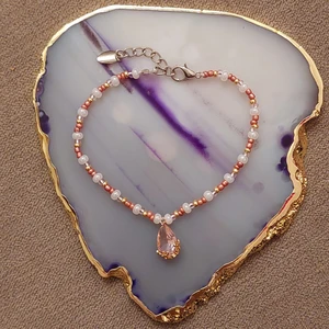 Armband - Pärlarmband med rosa hänge. Går att justera från 18-21 cm. 