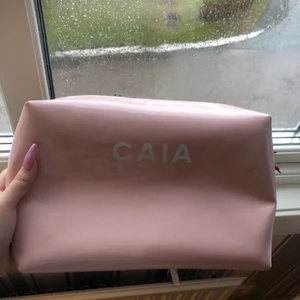 Necessär  - Pga oseriös säljare så provar jag att lägga ut denna igen! Necessär från caia! Använd få gånger! Lite lortig inuti då jag använt smink i den! Ordinarie pris 245kr