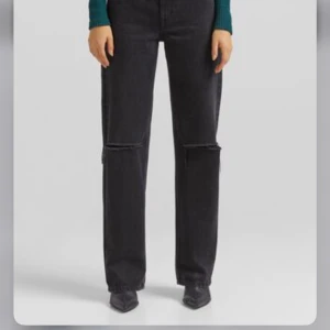 Jeans från bershka helt oanvända  - Säljer pga för små för mig, helt oanvända lappen sitter kvar och allt. Nypris 399 mitt pris 299🥰. Pris kan diskuteras vid snabb affär. 