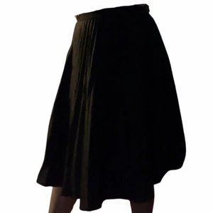 Midi kjol - Mörkgrön kjol som sluter lite under knäna på mig som är 160. Det är från hm i storlek 38, men passar även 36 och 40.