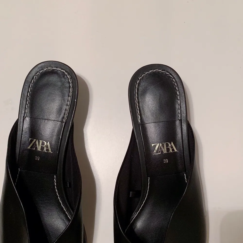 Väldigt fina låga klackskor ifrån Zara. Svarta, låg klack, fyrkantig tå och otroligt sköna och snygga! Storlek 39💕 Använda 2 gånger, så i väldigt bra skick!💕. Skor.