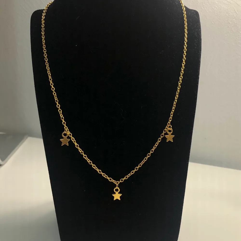 Ett superfint halsband med guld kedja och tre fina stjärnor. Halsbandet har en förlängningskedja och frakt ingår i PRISET!🌟⭐️. Accessoarer.