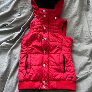 Väst - Röd väst som är jättefin! Säljer pga den är för liten för mig. 