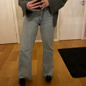 Monkis wide leg jeans i storlek 25 (ungefär som en 34-36) sitter perfekt på mig och är 1.61 funkar för dem som både är kortare eller längre eftersom de sitter långt på mig. (Finns fler bilder på dem) Priset kan alltid diskuteras!
