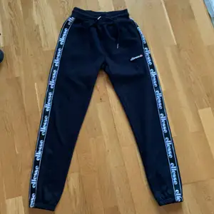 Svarta sweatpants ifrån ellesse. Använda men i fint skick, ser 