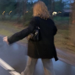 Kavaj - Oversize kavaj från H&M, trots användning är den som ”ny-skick”🥰 Uppdatering: Märkte nu att en av knapparna har råkat gå av på mitten i flytten, annars inga andra defekter