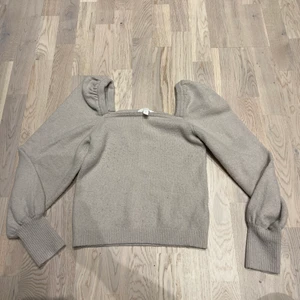 Stickad beige tröja  - Så söt stickad begie tröja med kantig urringning