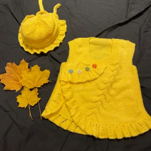 Barnkläder  - Stickad volangtröja med bonnet mössa till. Passar från 2-2,5 år bebis. Är i nyskick, aldrig använd. Handmade