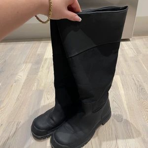 SVARTA ZARA STÖVLAR - Snygga svarta stövlar med detalj längst upp, tål alla väder och så enkla att tvätta. Köpta i höstas för 899kr 