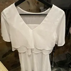 Säljer denna fantastiskt fina vita klänning. Perfekt till finare tillfällen eller student/skolavslutningar. Endast använd en gång och ser därmed helt och hållet ny ut. Vid frågor är det bara att kontakta mig så hjälper jag görna till❤️