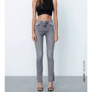Zara jeans med slits  - Säljer mina nästan nya gråa Zara jeans med en snygg slits. Använt ungefär en gång efter köp.