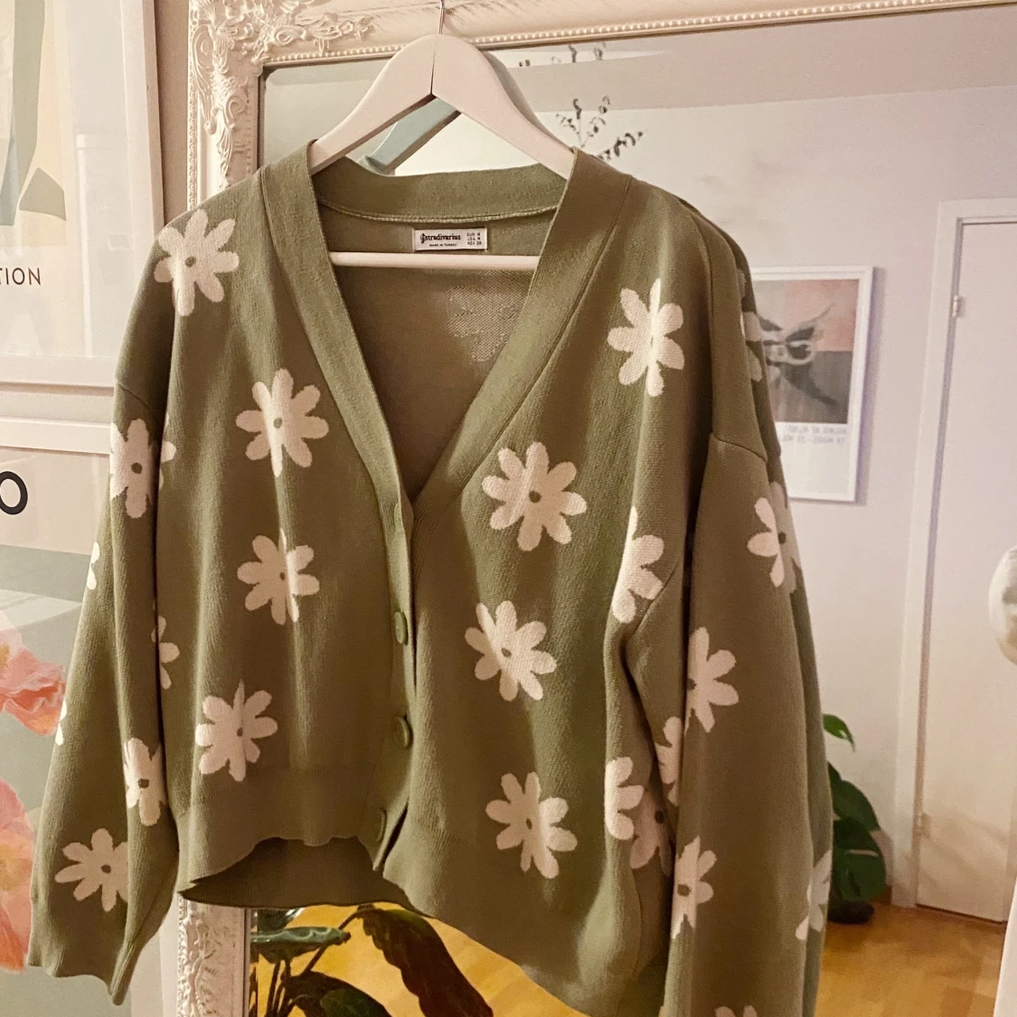 Blommig kofta från Stradivarius