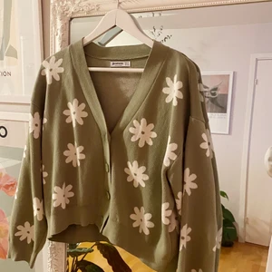 Blommig kofta från Stradivarius - Blommig kofta från stradivarius. Storlek M. Over-size💜