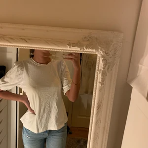 Vit topp - Vit topp men en liten öppning i ryggen. Använd 2 gånger. 