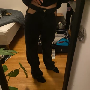 visa jeans - säljer ett par as snygga svarta jeans från pull&bear för, får ingen användning av dom längre tyvärr. Köpta från asos för 300-400kr. kommer it riktigt ihåg