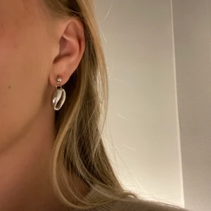 Örhängen  - Silvriga Örhängen med snäcka 