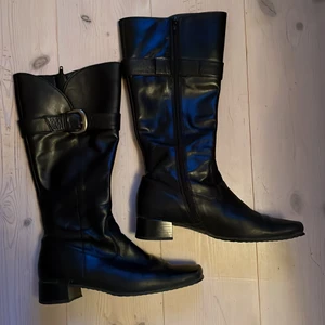 Svarta boots storlek 37.5 - Ett par otroligt snygga, i princip oanvända, höga boots med en medium klack och snygg, trendig fyrkantig tå😍 Passar massa tillfällen!! Storlek 37.5 (UK4.5)❤️