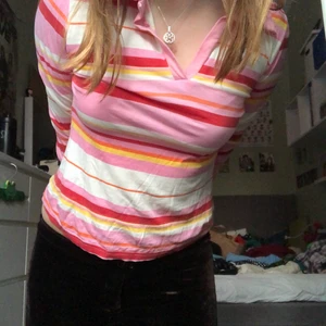 Rosarandig pikétröja  - Supersnygg randig tröja med halvlånga armar samt krage! :) Väldigt bra skick då jag knappt använt den! Passar mig som har M men passar nog även L samt S. Köparen står för frakten men möts annars upp på tc eller söder 🌟