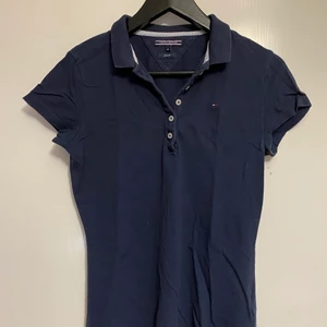 Tommy Hilfiger - Fin marinblå pikétröja från Tommy Hilfiger i storlek M, slim fit. Äkta, mycket bra skick.