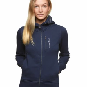 Sail racing hoodie Xs - Unisex och är skit snygg och popular köpt för 1 100 kr  och säljer för 600 färgen är marinblå andvändt skick men inte så mycket andvänd 