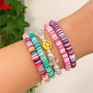 Pärlarmband  - Jättefina färgglada pärlarmband gjorda med elastisk tråd vilket gör att de passar fler storlekar! Handla här eller hos www.tinsel.se 🤍