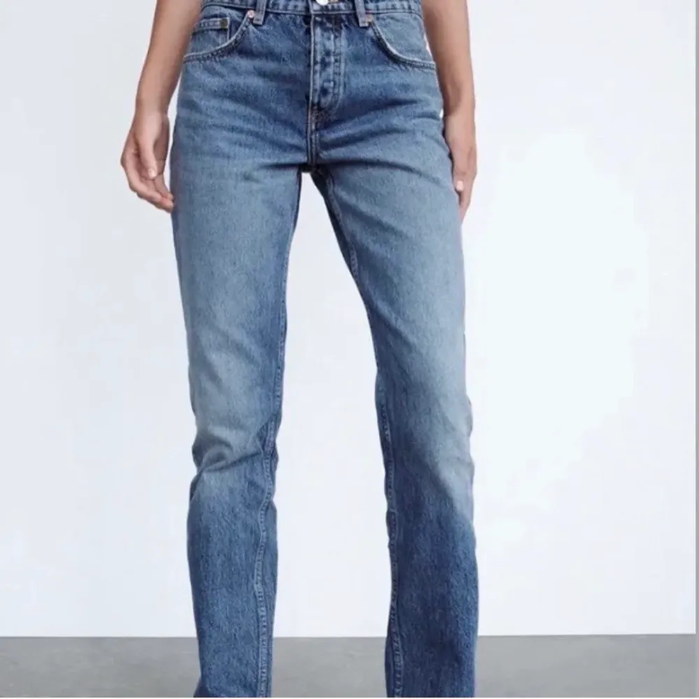 Säljer mina midrise straight zara jeans i storlek 34. Nästan helt oanvända och dom är helt slutsålda på hemsidan.💓Supersnygga och är nästan som lågmidjade.💓. Jeans & Byxor.