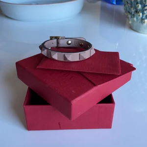 Valentino armband - Fint ljusrosa valentinoarmband! Kvitto finns tyvärr inte kvar, men har äkthetsbevis och box. Litet slitage på insidan (bild) men det är ingenting som syns när armbandet sitter på! Köparen står för frakt❤️❤️