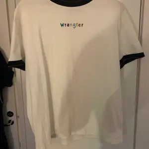 Cool T-shirts från Wrangler. Tröjan är i storlek S men passar även M då den är lite oversized. Köpte den från Carlings för 299kr☺️🥰😆