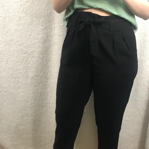 Paperbag byxor  - Svarta paperbag byxor från Gina Tricot. De är använda fåtal gånger, Säljer p.g.a. att de inte kommer till användning. Nypris 300kr